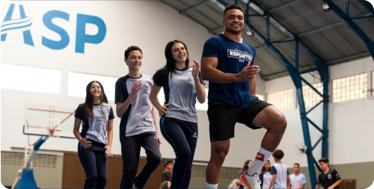 Estudantes em atividade esportiva no ginásio do UNASP