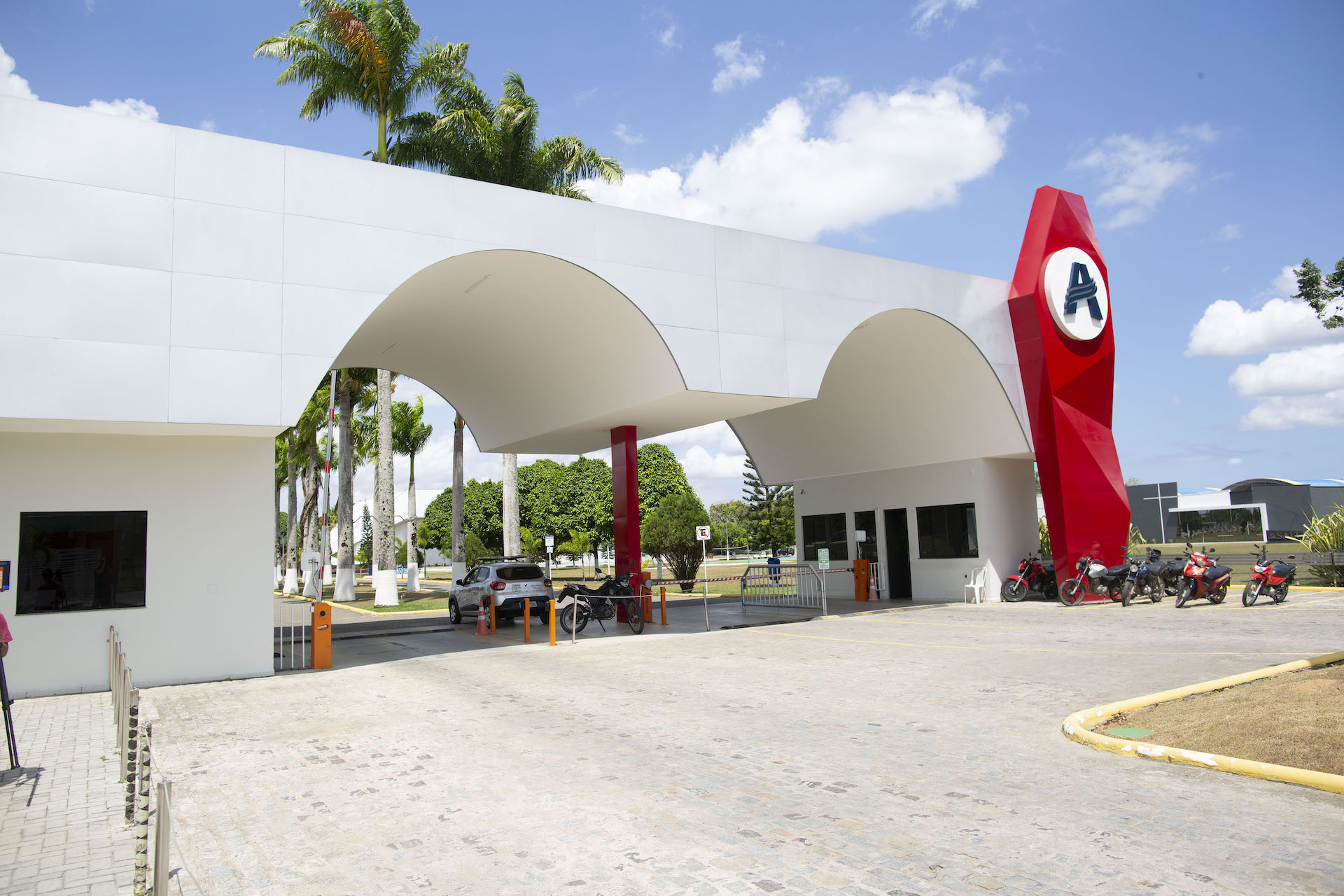 Entrada do campus UNIAENE em Cachoeira, com o arco de acesso e a marca vermelha da instituição