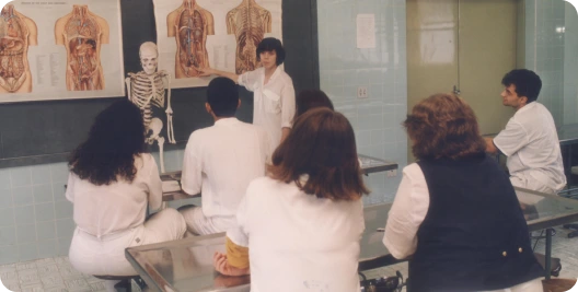 Aula prática do curso de Enfermagem do UNASP na década de 1970