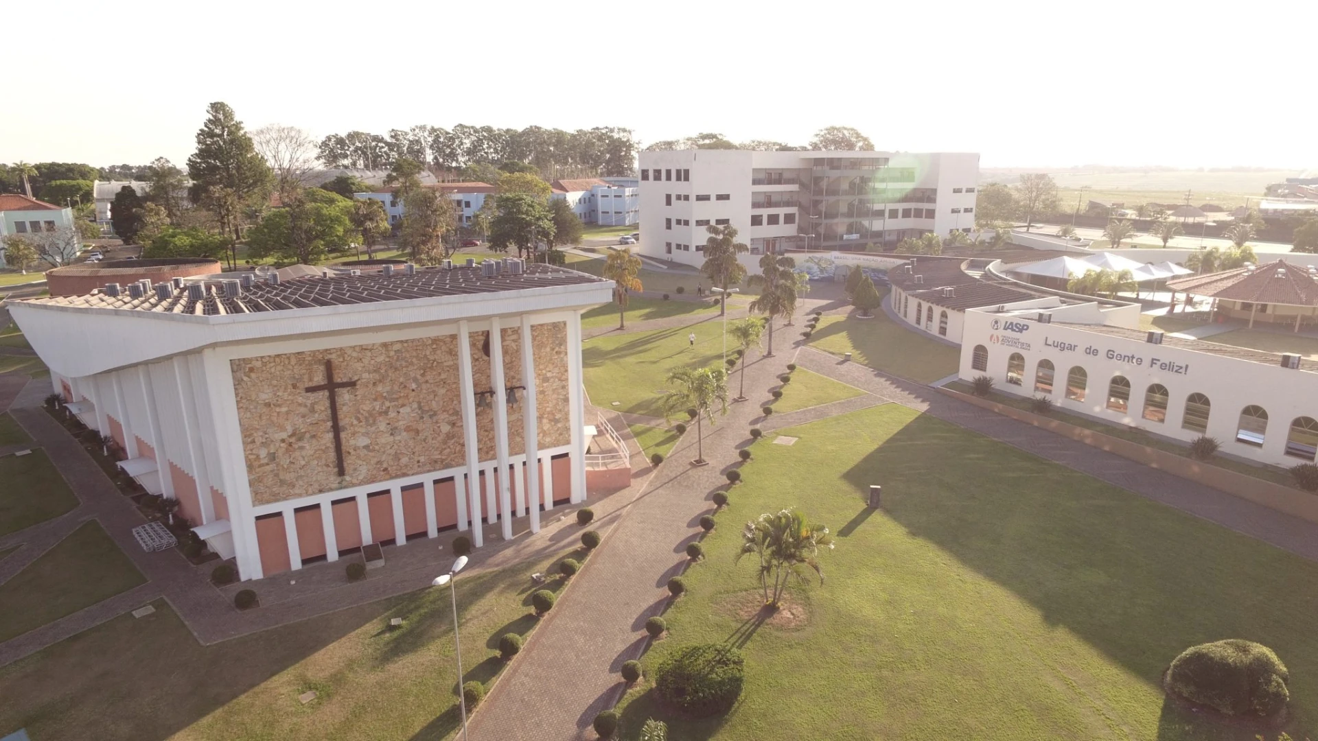 Vista aérea do campus UNASP em Hortolândia, com a capela e o prédio do IASP ao fundo