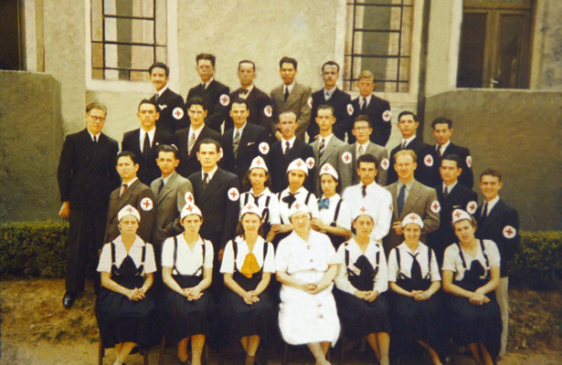 Grupo de homens e mulheres uniformizados em fotografia de turma do curso de Enfermeiro-Padioleiro.