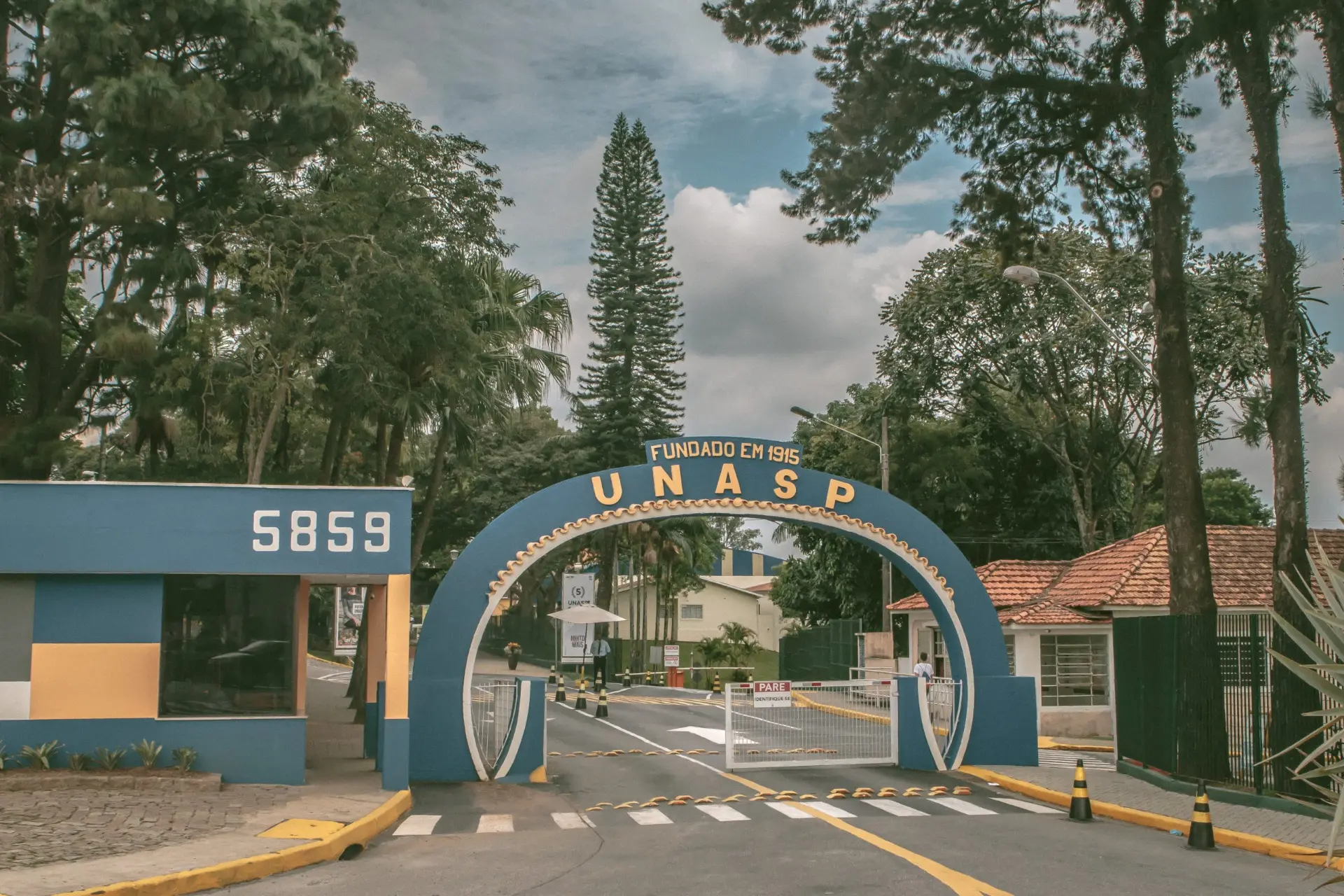 Entrada do UNASP — Universidade Adventista de São Paulo, fundada em 1915