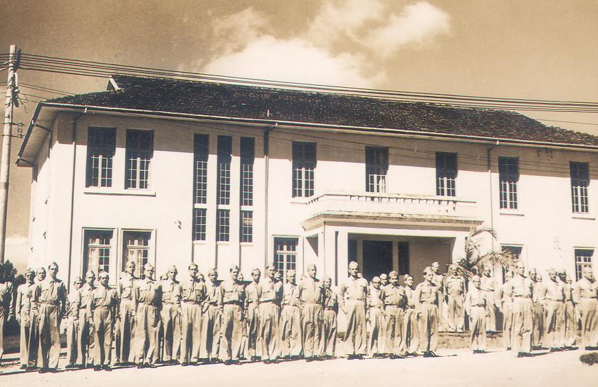 Grande grupo uniformizado diante de um edifício histórico do campus do UNASP.