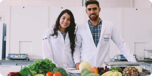Estudantes de Nutrição do UNASP em laboratório de alimentos