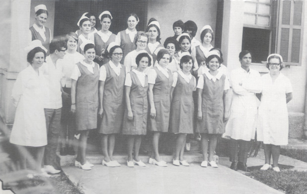 Grupo de estudantes de enfermagem uniformizadas em fotografia histórica em preto e branco.